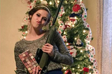 圣诞流行送枪：美国小姑娘收到大枪兴奋极了！