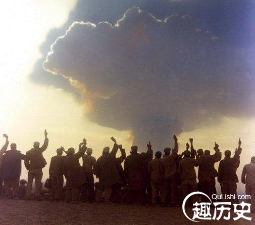 中国飞行员无防护冲进核弹蘑菇云:飞机像要散架