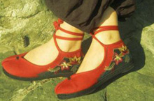 中国古代鞋尖上的秘密：不分左右脚且鞋头藏刀片