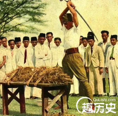 1941年,日本天皇裕仁神气活现骑着他的"白龙马".