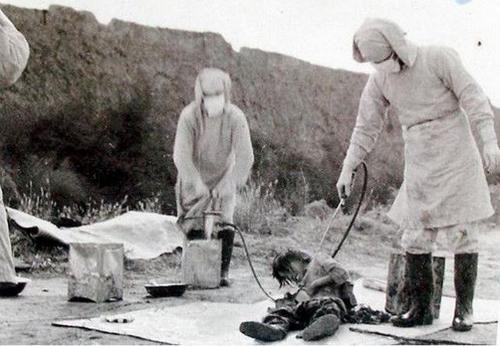 日军在用各种细菌武器进行活人感染试验时,为了使爆炸的弹片不至于