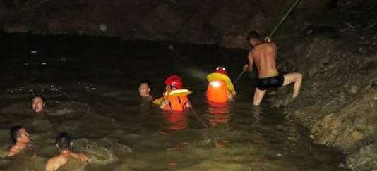 四川米易一水塘打捞起5名男童，均无生命体征，系玩水溺亡