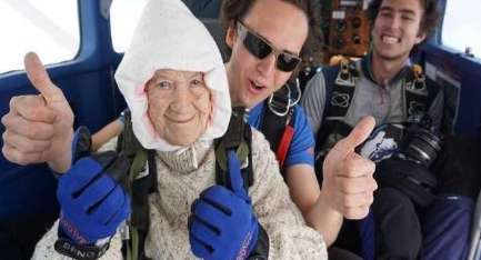 世界上年龄最大的跳伞者 一位来自澳大利亚的102岁的老奶奶