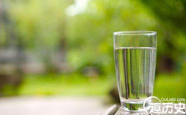 很多人睡前都有爱床头放杯水的习惯，但为什么隔夜的水味道会不一样？
