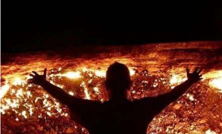 乌兹别克斯坦地狱之门 百米巨坑燃烧了40多年，至今还在燃烧