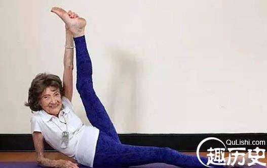 她是当今最老的瑜伽软妹子道波尔琼林茨，已破世界纪录