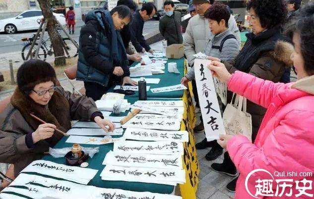 韩国废除汉字后，过年的时候，是用什么写的对联？