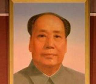 天安门墙上的毛主席画像为什么每年都要换？