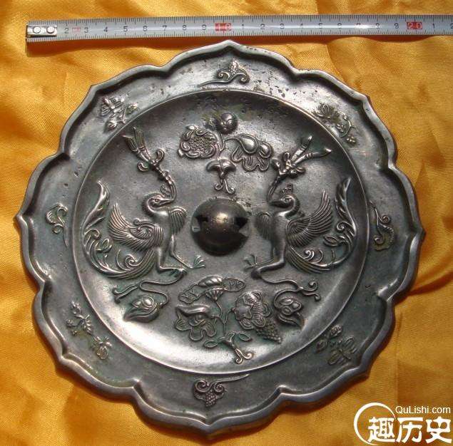 中国迄今发现最大的铜镜是大双鱼纹铜镜，金代时期制作