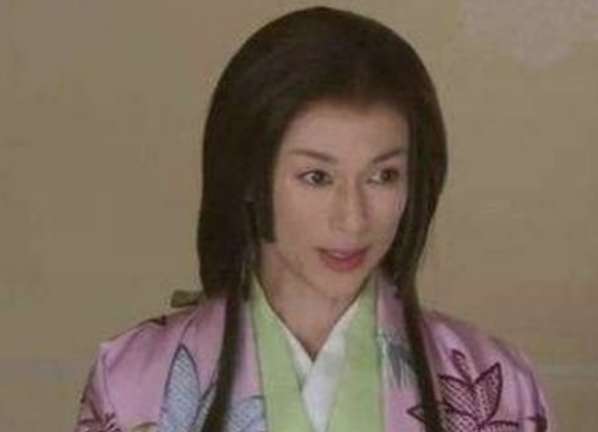 她是丰臣秀吉的爱妾，20岁时被迫嫁给50岁的仇人