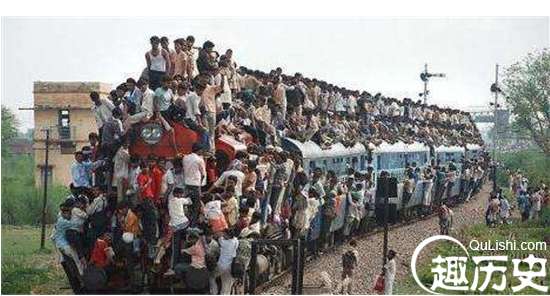 印度搭火车比咱们的春运壮观多了！看完你或许会觉得春运真的不算啥！