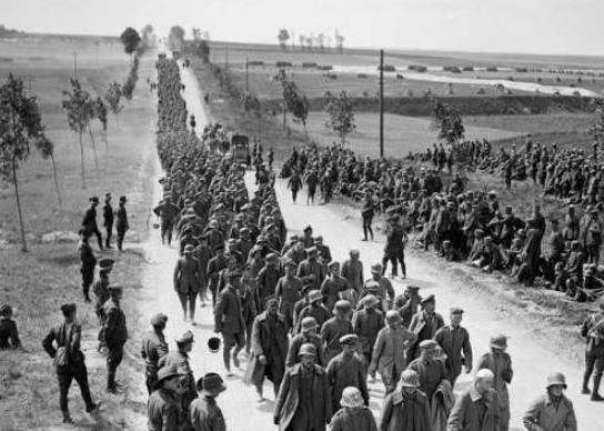 一战最后的战局：亚眠战役中浩浩荡荡的德军俘虏