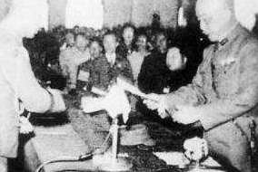 1945年珍贵历史照片:日军代表安藤利吉在台北中山,签署投降书