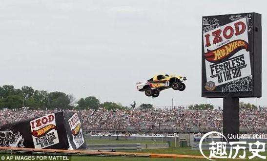 美国特技赛车手唐纳•福斯特 飞车跃百米，刷新世界纪录