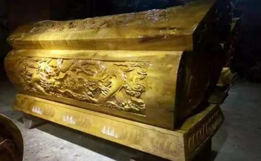 慈禧下葬用的金丝楠木棺材为什么被涂上红漆？