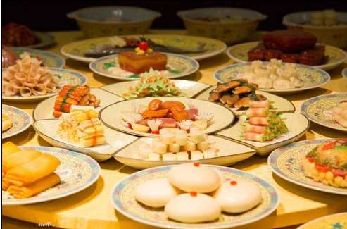 看过清朝皇帝的奢华早饭，就知道清朝败亡只注定的。