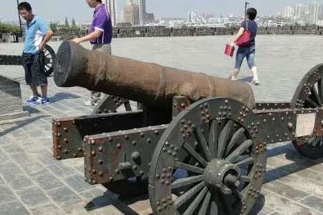 古代大炮，打的炮弹都是实心铁球吗？