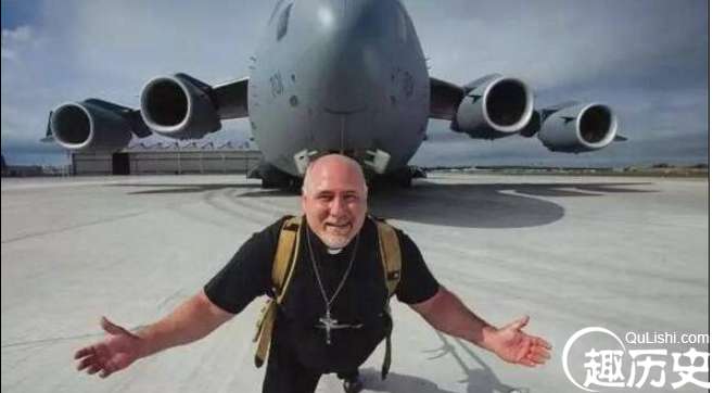 这位牧师竟然拉动189吨的飞机行走8.53米，被称为钢铁巨兽