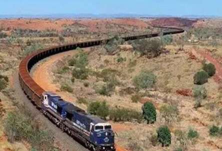 世界最长火车 此列车的全长为7353米，拥有着682节车厢