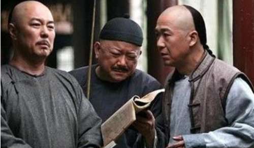 模范官员拒不交粮，上司派人来查，三十多名强盗被一网打尽