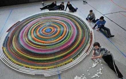 德国一群青少年为打破纪录，耗时40小时，推砌出世界最大的螺旋骨牌