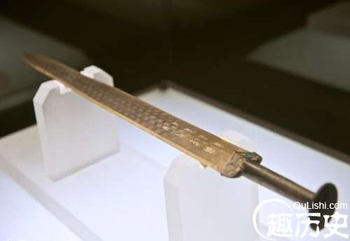 秦始皇陵的宝剑为何能从弯变直？而勾践剑却能千年不腐呢