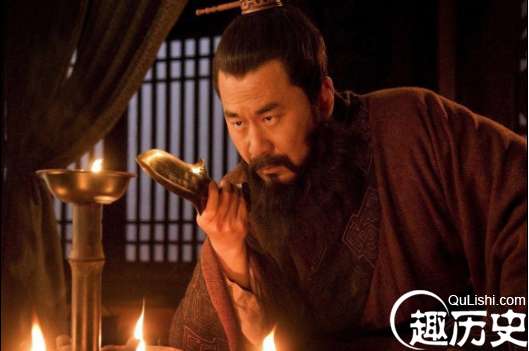 此人是曹操的儿女亲家，曾今还替曹操出使匈奴，却因一句话被杀