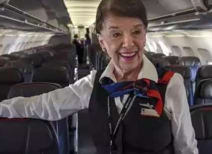 为什么中国空姐都很年轻，美国空姐却有高年龄的？