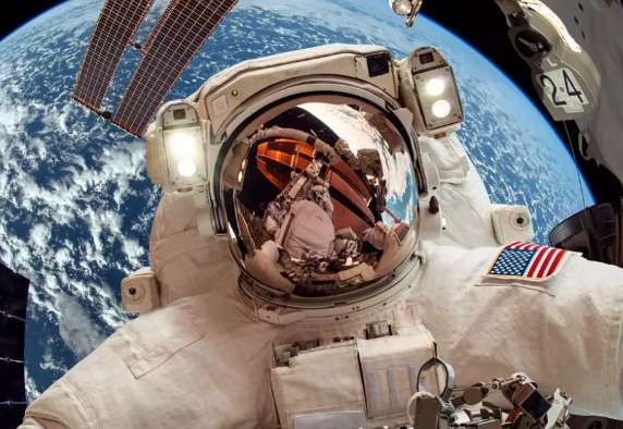 环绕地球飞行2个月后，女宇航员竟集体怀孕！