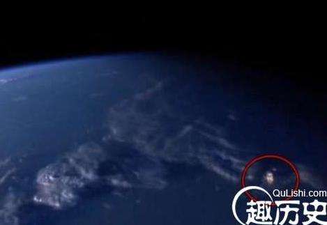 围绕地球飞行的巨型黄金UFO？NASA空间站拍到神秘发光物后瞬间中断直播