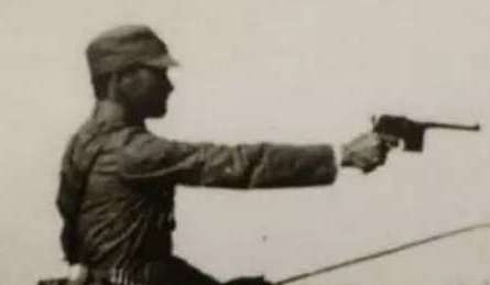 历史上真正的驳壳手枪，看了抗日神剧你怎么想？