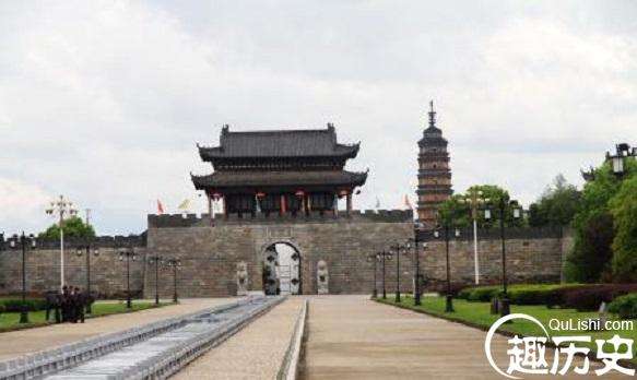 这个古城管辖的瓷器曾是皇家的御用瓷，称为高岭土