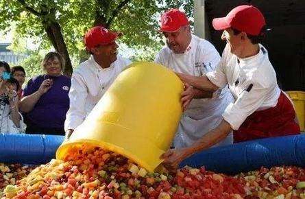 加拿大制作出世界最大水果沙拉 重逾5公吨