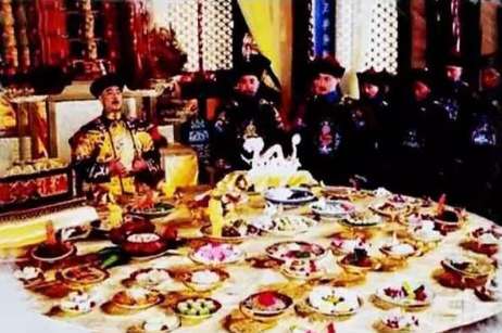 清朝皇帝是怎么吃饭的?与我们平常百姓有啥区别吗？