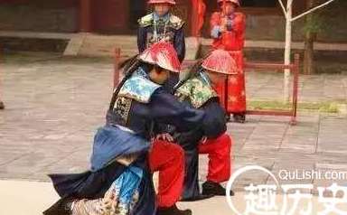 清宫剧大臣下跪前拍袖子是什么意思？清朝真的会拍袖子吗？
