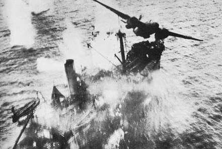 俾斯麦海战，日本除了军舰被击毁外，数千士兵被大海和鲨鱼吞噬