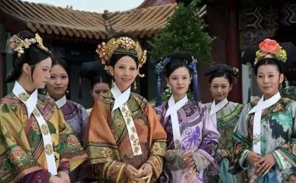 清朝皇帝妃子其实很惨，睡大通铺，收入比普通人还少