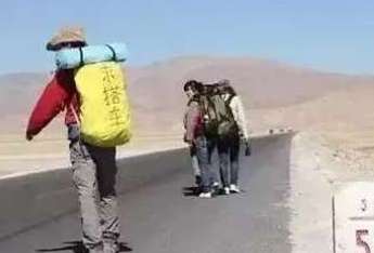 川藏线上的女游客举着的牌子“RB”是什么意思？