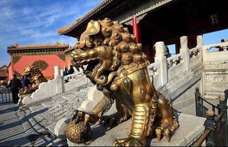 故宫前的耷耳狮，背后另有玄机，里面有无声的警告