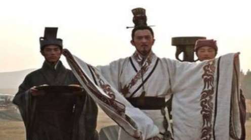 周天子失去威望的原因是因为两件事情的发生，也导致灭亡的由来