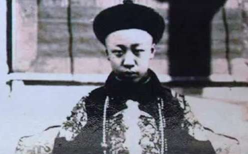 末代皇帝的妃子真实照片，看了你就知道溥仪为什么不爱皇后爱妃子了！