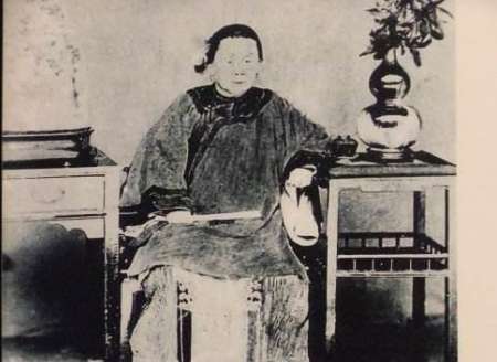 清朝这名大脚女人死后，百官跪送灵柩，只因为她的六个儿子