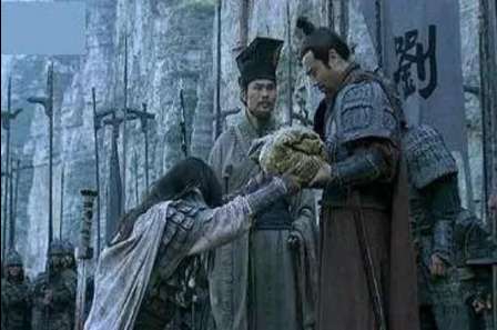 刘备摔阿斗是收买人心？你摔自己儿子试试看