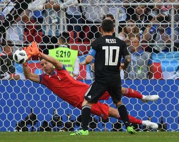 冰岛足球队,一支奇葩的足球队,守门员竟然是导