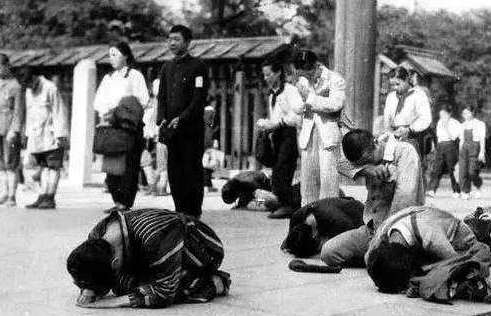 日本切腹自杀 ，为何身边还站着一个人？