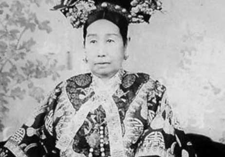 清朝女性社会地位低，为什么慈禧能掌权？