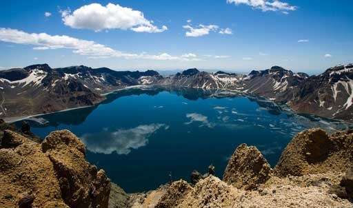 中国的长白山天池是世界上公认的海拔最髙的火山湖