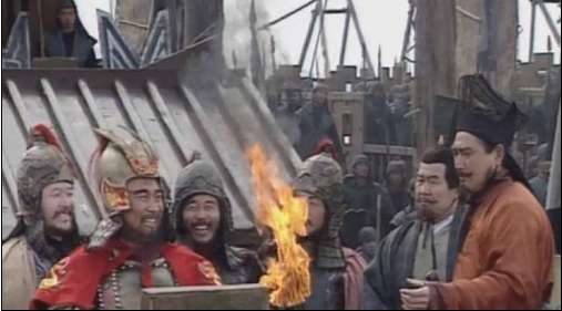 历史上草船借箭，曹操为啥不射火箭，一把火可能就统一了
