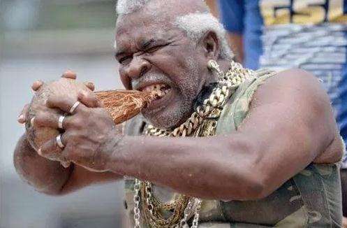 震惊！一个铁齿老翁6小时竟然用牙齿剥500个椰子