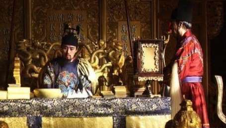 面对李自成大军压境，皇帝命令凑钱，死活不出，结果李自成自己动手拿